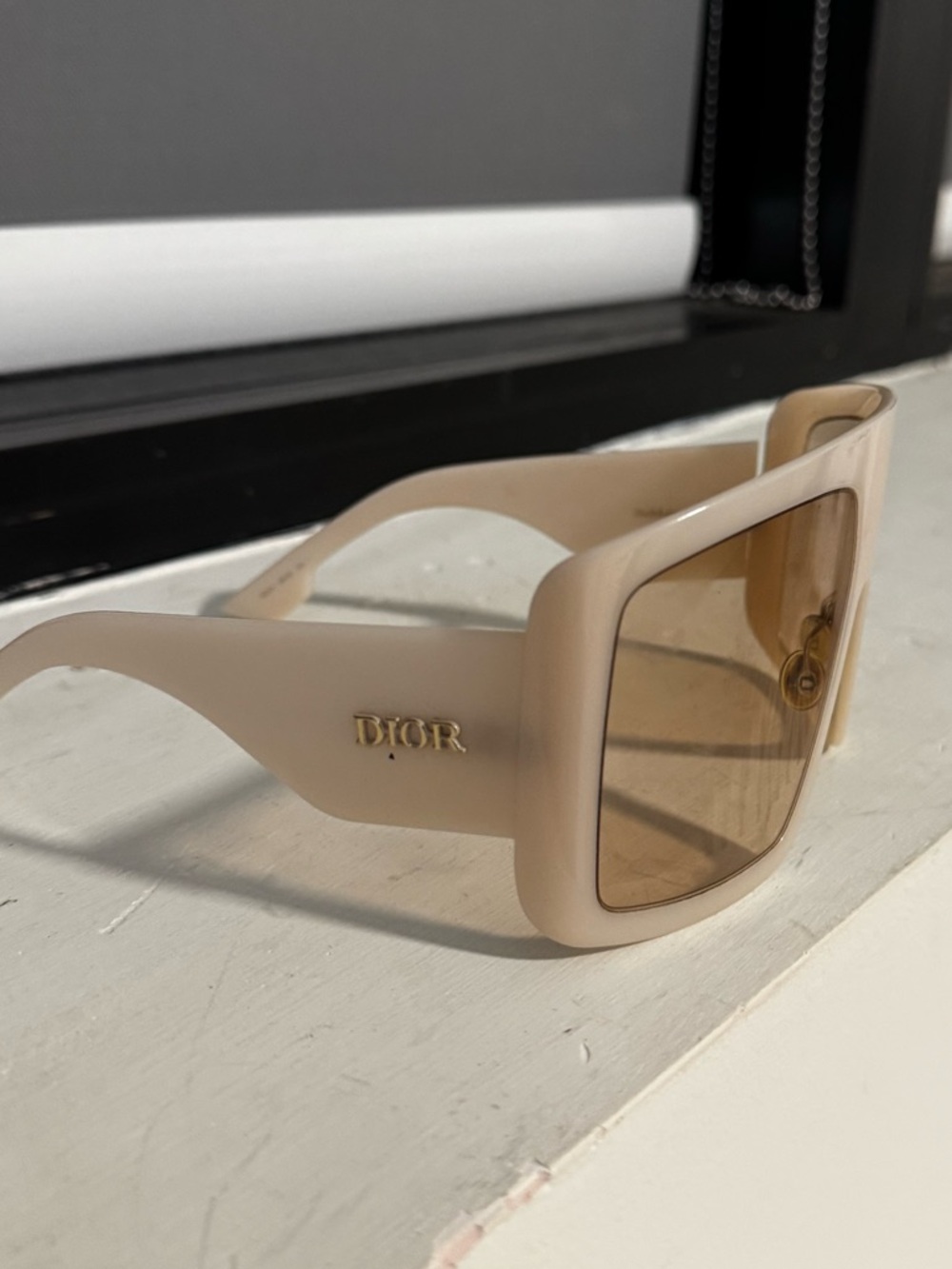 Dior so light sunglasses 
#sunglasses #goggles #dior - Picture 2 of 8